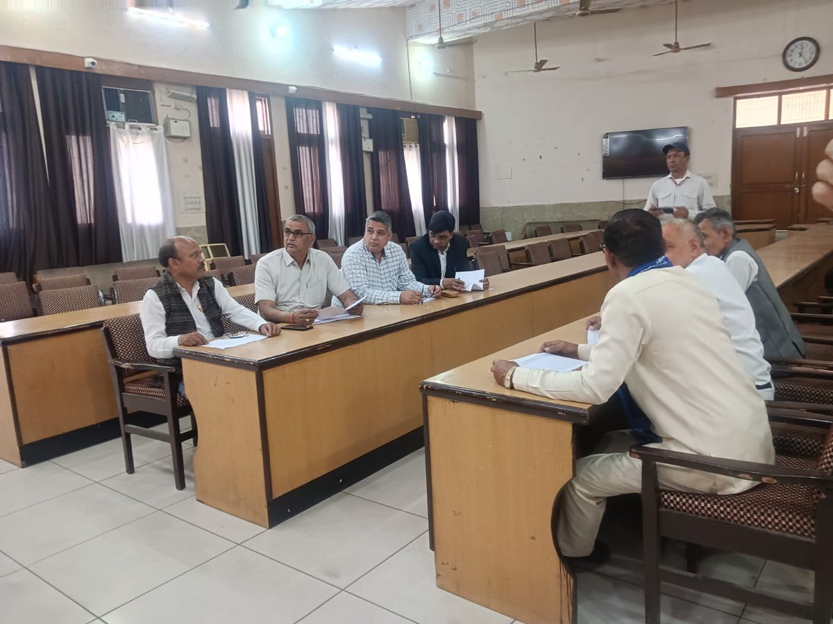 deo_muz's tweet photo. अर्हता दिनांक 01.01.2026 के आधार पर विधानसभा निर्वाचन क्षेत्रों की निर्वाचक नामावलियों के विशेष प्रगाढ़ पुनरीक्षण पर आज बैठक संपन्न हुई।

जिलाधिकारी/जिला निर्वाचन अधिकारी श्री उमेश मिश्रा ने सभी मान्यता प्राप्त राजनैतिक दलों के अध्यक्ष, सचिव और उनके प्रतिनिधियों के साथ विशेष प्रगाढ़ पुनरीक्षण से संबंधित विषयों पर विचार-विमर्श किया।

जनपद में नो मैपिंग लोजिकल डिस्क्रीपेन्सी के तहत 4,46,318 नोटिस जारी किए गए, जिनमें से 4,12,420 (92.40%) पर सुनवाई पूरी की जा चुकी है। विशेष प्रगाढ़ पुनरीक्षण के तहत 1,25,054 फार्म-6 प्राप्त हुए हैं, जिन पर कार्यवाही जारी है।

भारत निर्वाचन आयोग का उद्देश्य है कि हर अर्ह नागरिक निर्वाचक नामावली में दर्ज हो और किसी भी अनर्ह व्यक्ति का नाम न दर्ज हो। जिलाधिकारी ने सभी नागरिकों से अनुरोध किया है कि वे किसी भी समस्या की जानकारी दें और अर्ह नागरिकों के नामावली में सही ढंग से दर्ज होने में सहयोग प्रदान करें।

बैठक में अपर जिलाधिकारी (प्रशासन)/उप जिला निर्वाचन अधिकारी श्री संजय कुमार सिंह और राजनीतिक दलों के प्रतिनिधि उपस्थित रहे।

#Muzaffarnagar #VoterAwareness #SpecialSummaryRevision 

@ECISVEEP @ceoup