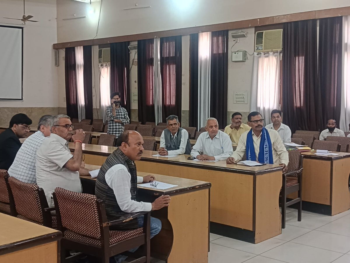 अर्हता दिनांक 01.01.2026 के आधार पर विधानसभा निर्वाचन क्षेत्रों की निर्वाचक नामावलियों के विशेष प्रगाढ़ पुनरीक्षण पर आज बैठक संपन्न हुई।

जिलाधिकारी/जिला निर्वाचन अधिकारी श्री उमेश मिश्रा ने सभी मान्यता प्राप्त राजनैतिक दलों के अध्यक्ष, सचिव और उनके प्रतिनिधियों के साथ विशेष