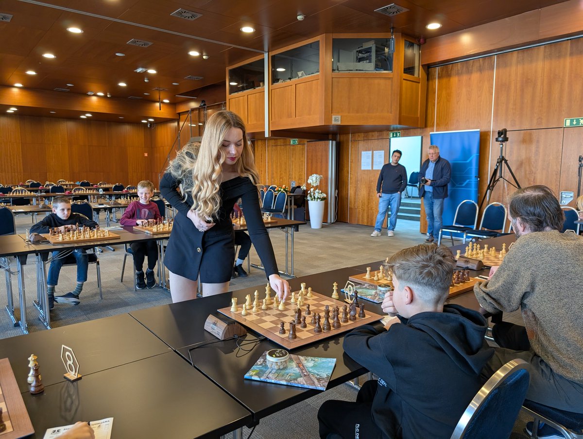 ChessbaseIndia's tweet photo. .@BledChess Festival 2026: Simul with IM @LauraUnuk🇸🇮
📷Shahid Ahmed
#Chess #ChessBaseIndia #BledChessFestival
#Simul #Exhibition #Bled #Slovenia #India