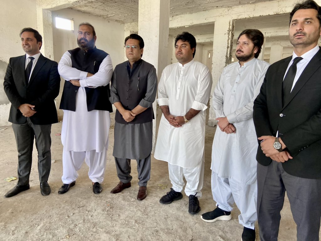 SardarMansoor3's tweet photo. سردار منصور عباسی سینئر نائب صدر شمالی پنجاب ، مبین جٹ MNA، حسن بٹر MPA، سعد علی خان MPA، عاقل خان جنرل سیکرٹری ضلع راولپنڈی اور عمیر تنویر بٹ ایڈووکیٹ قائد عمران خان سے ملاقات کے لیے اڈیالہ جیل کے باہر موجود ۔ https://t.co/ByvyKFYziO
