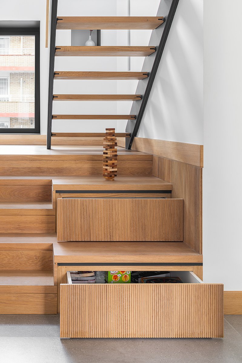 Interior_es's tweet image. Los #arquitectos Sagrario Fernández Raga y Carlos Rodríguez Fernández transformaron dos #apartamentos de 100 m² en una única vivienda #dúplex basada en la premisa “1+1=3 o más”.
-&amp;gt; Fotografías: Gabriel Gallegos Alonso
-&amp;gt; interioresminimalistas.com/2026/03/12/de-…
-&amp;gt; #reformas #interiores #Santander