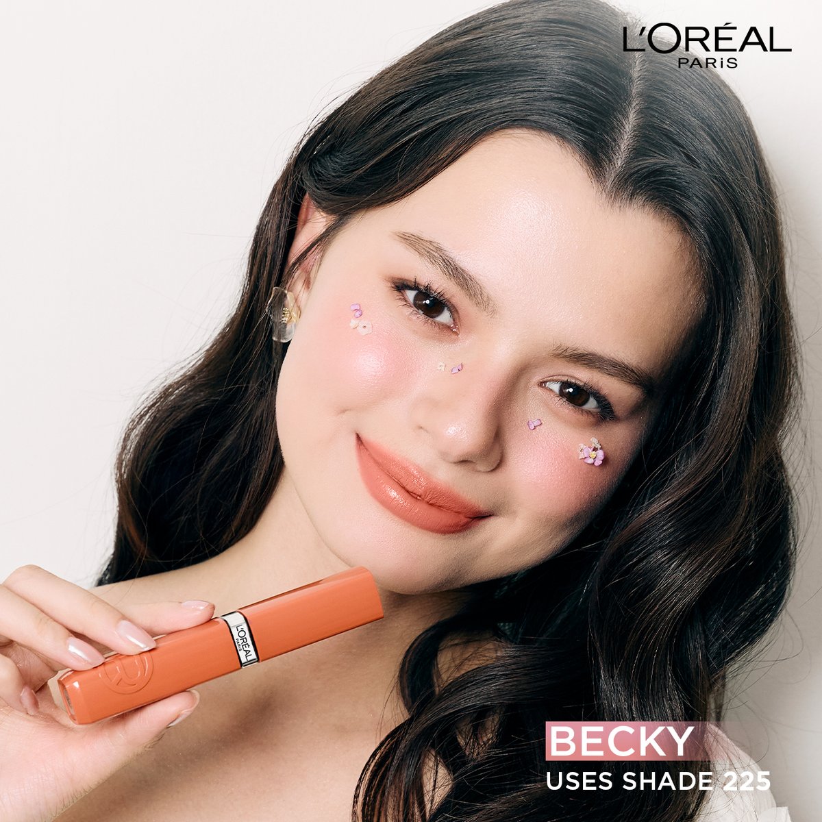 LOrealParisTH's tweet photo. Bloom in Love! ให้ความสวยเบ่งบานดุจดอกไม้ กับ 𝙋𝙖𝙧𝙞𝙨𝙞𝙖𝙣 𝙎𝙪𝙢𝙢𝙚𝙧 𝘽𝙡𝙤𝙤𝙢  ต้อนรับซัมเมอร์ ด้วยลุคสาวหวานสดใส โทนสีส้มแบบ ‘BECKY’  @AngelssBecky  ​

Infallible Laque Resistance ลิปเนื้อวาว เบลนด์ง่าย สบายปาก ให้ปากฉ่ำวาว ติดทนนาน 16 ชม.

สี 225 Rouge Confidence โทนสีส้ม ขับผิวสวยละมุน
