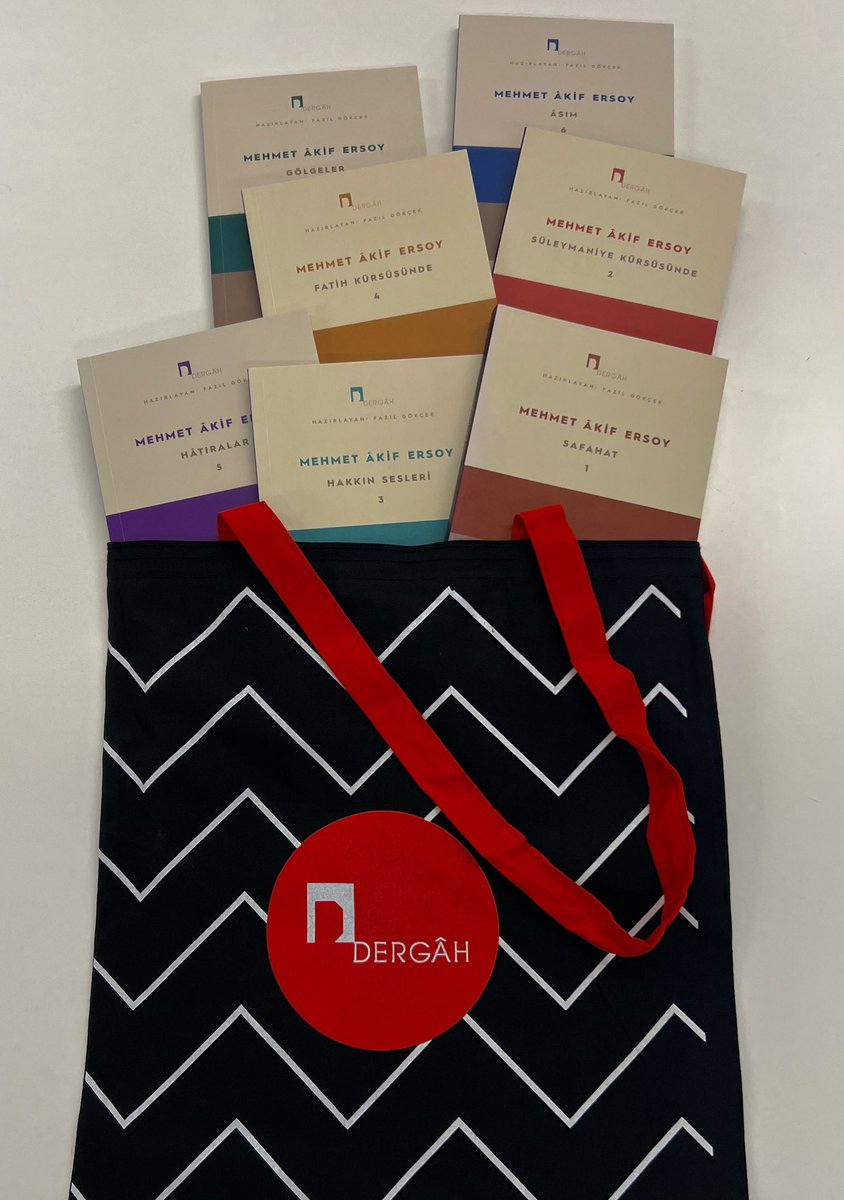 Mehmet Âkif'in yedi ciltten oluşan şiir külliyatı Safahat’ın her bir kitabını ilk yayınlandığı orijinal şekliyle ayrı ayrı ve bilgilendirici notlar eşliğinde okuyabileceğiniz Fazıl Gökçek tarafından hazırlanan özel bir edisyon...

🔗 dergah.com.tr/kitaplar/safah…