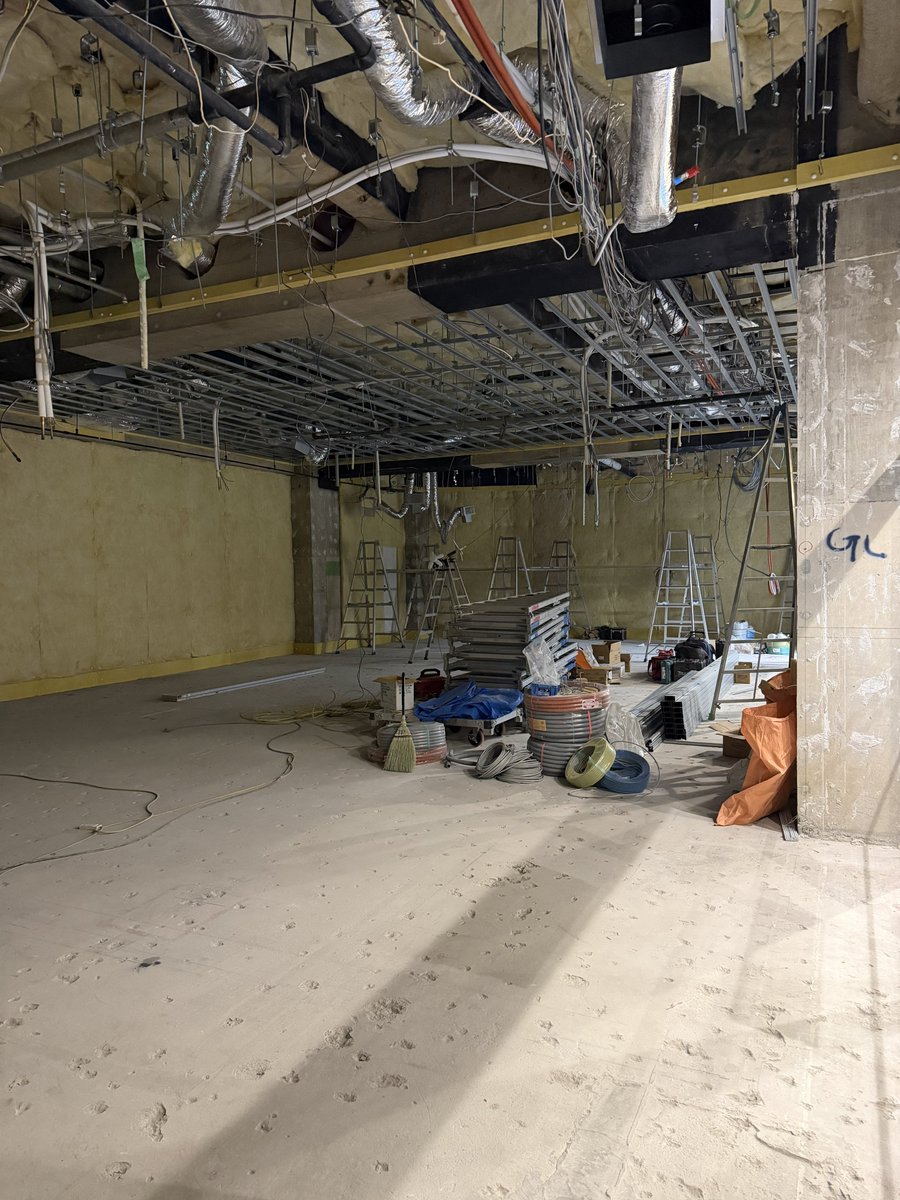 工期の調整が必要となりながらも、
遅れないように出来るところから各業者様と調整して進めてくださってます！

現場を止めないようにみなさまが動いてくださっていることに感謝。

そして、少しずつ変わる様子に感動。🥲

みんなに愛される箱になりますように。🌸

#荻窪にできるライブハウス