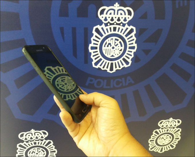 policia's tweet photo. Vas caminando por la calle y te encuentras un 📱

👉 Piénsalo dos veces antes de quedártelo porque podrías acabar detenido

🚨 Estarías cometiendo un #delito de apropiación indebida

✅ Lo correcto es entregarlo https://t.co/JtEsifPrpK