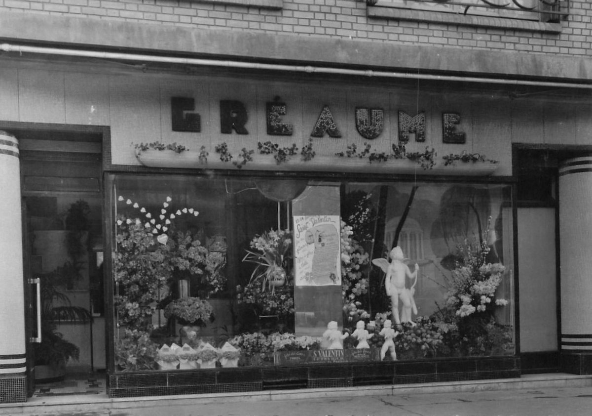 HistoireParis17's tweet image. #JeudiCommerces n° 1⃣2⃣7⃣ #Monceau
Au 142 boulevard Berthier se trouvait autrefois le fleuriste "Gréaume" avec une très jolie vitrine #ArtDéco correspondant au style de ce bel ensemble HBM construit dans les années 1930. L'activité s'est préservée jusqu'à nos jours avec "Martino