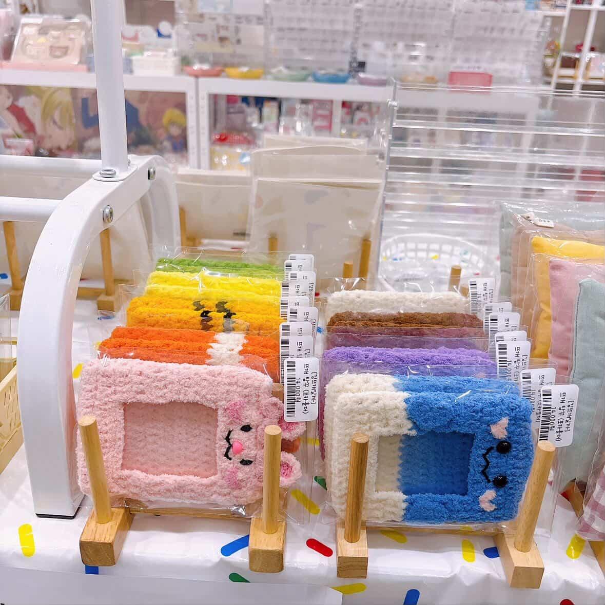 Knit_dangdang's tweet photo. 청주 소품샵 <워밍데이>에 오늘부터 오프라인 입점했습니다 😊
이번 입점은 액막이명태, 뜨개탑꾸(포카홀더)와 인형 옷, 액세서리 등 굿즈 위주로 들어갔으니 청주 가시는 분들 한 번씩 들러서 예쁜 소품들 구경도 하시고 제 뜨개들도 봐주세요 🤭💛 https://t.co/6msHlbMKCP