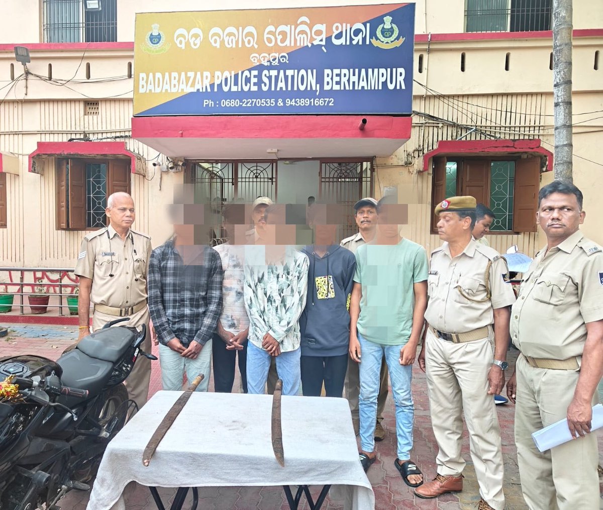 SP_BERHAMPUR's tweet image. Five people arrested for violence in Sriram Nagar under Badabazar PS. Case registered under various sections of BNS, Arms Act, and ES Act. Seizures include a motorcycle and two iron swords. Investigation ongoing.

#SuccessStories
#NewCriminalLaws