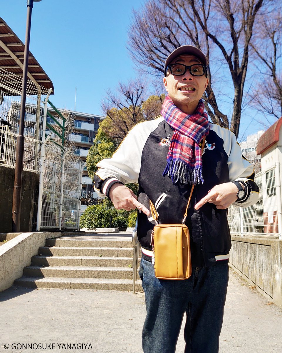 gonnosukedesu's tweet photo. 『読むしかできないブックショルダー』やっぱりめっちゃ良い。
今日はお出かけだったのでポケットにおやつ入れて1日ぶら下げてたけど煩わしさ一切無しでいつでもどこでも好きな本が読めるって幸せ気分良い気分。
いろんな人に勧めたい。
#読むしかできないブックショルダー　#読書 https://t.co/eqEhhZP2tY
