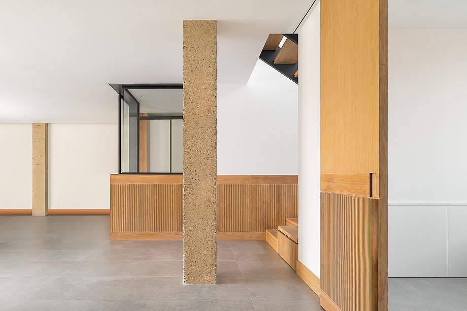 Interior_es's tweet image. #Architects Sagrario Fernández Raga and Carlos Rodríguez Fernández transformed two 100 m² #apartments into a single #duplex home based on the premise “1+1=3 or more”.
-&amp;gt; Photographs: Gabriel Gallegos Alonso
-&amp;gt; interioresminimalistas.com/2026/03/12/de-…
-&amp;gt; #renovation #interiors #Santander