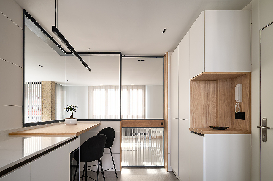 Interior_es's tweet image. #Architects Sagrario Fernández Raga and Carlos Rodríguez Fernández transformed two 100 m² #apartments into a single #duplex home based on the premise “1+1=3 or more”.
-&amp;gt; Photographs: Gabriel Gallegos Alonso
-&amp;gt; interioresminimalistas.com/2026/03/12/de-…
-&amp;gt; #renovation #interiors #Santander