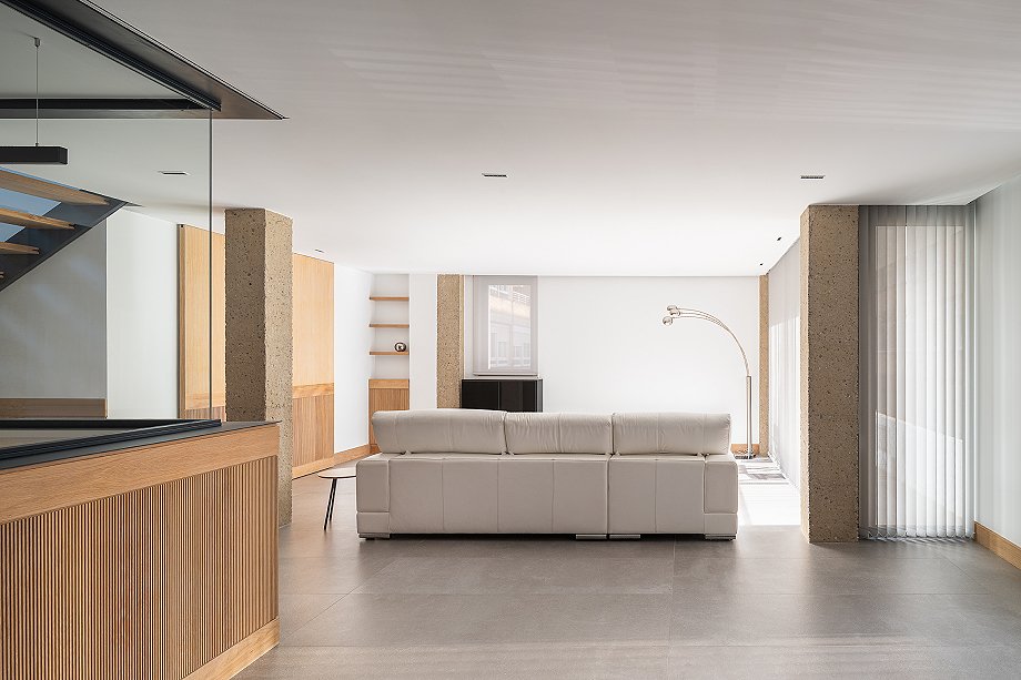 Interior_es's tweet image. #Architects Sagrario Fernández Raga and Carlos Rodríguez Fernández transformed two 100 m² #apartments into a single #duplex home based on the premise “1+1=3 or more”.
-&amp;gt; Photographs: Gabriel Gallegos Alonso
-&amp;gt; interioresminimalistas.com/2026/03/12/de-…
-&amp;gt; #renovation #interiors #Santander