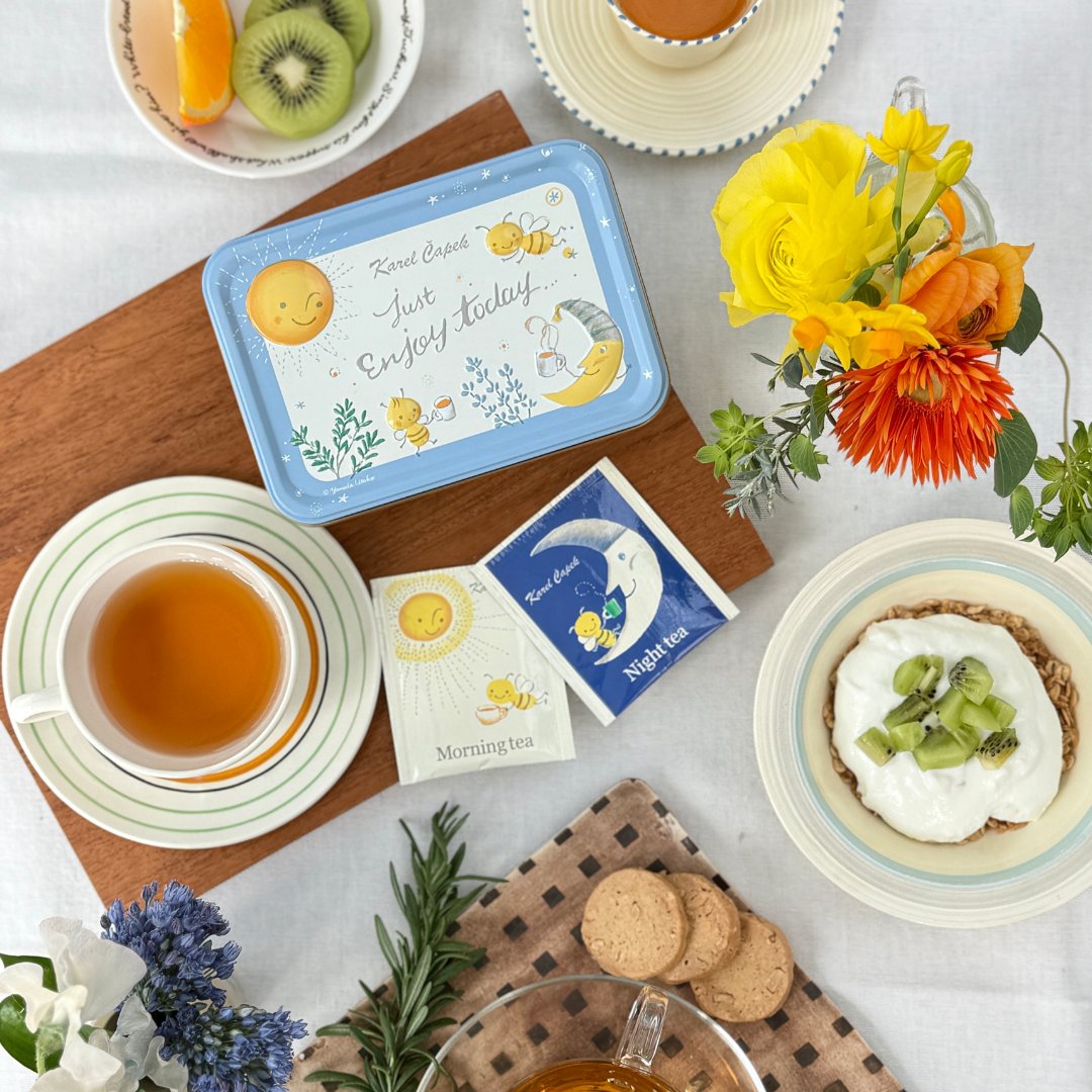 Just Enjoy Today缶と過ごす1日

🌅 8:00 AM | Morning Tea
ヌワラエリヤにオレンジとローズマリーの香りで、
ぼんやりした頭をシャキッと。

🌙 10:00 PM | Night Tea
ルイボスにバニラとラベンダーが香るノンカフェイン。
1日頑張った自分を、深いリラックスで包み込んで🌿

karelcapek.co.jp/item/01610222.…