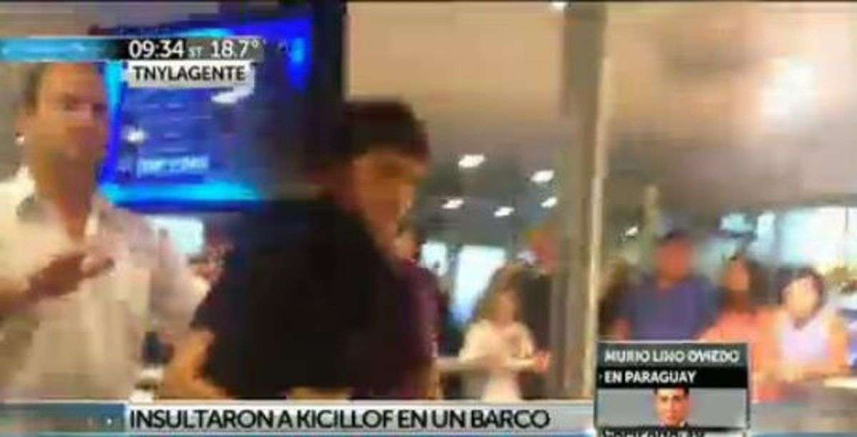 En 2013, siendo viceministro de Economia, Axel Kicillof fue hostigado cuando viajaba con su familia de paseo a Uruguay en Buquebus.
Los que dicen venir a combatir la casta cruzan el Río de la Plata en jets privados que no pueden explicar como pagan o van a Nueva York con la tuya.