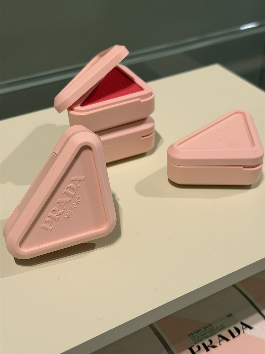 BeautySAKURA's tweet photo. PRADA BEAUTY #プラダビューティ
より情報解禁となったのは、プラダトライアングルのパッケージ に入ったチーク！ #プラダタッチ アイシャドウ、チーク、リップとマルチに使えます。クリームからパウダーに質感が変化。かわいいよ。全8色
４月１７日先行発売５月１日発売SAKURA https://t.co/hkkETnZGVf