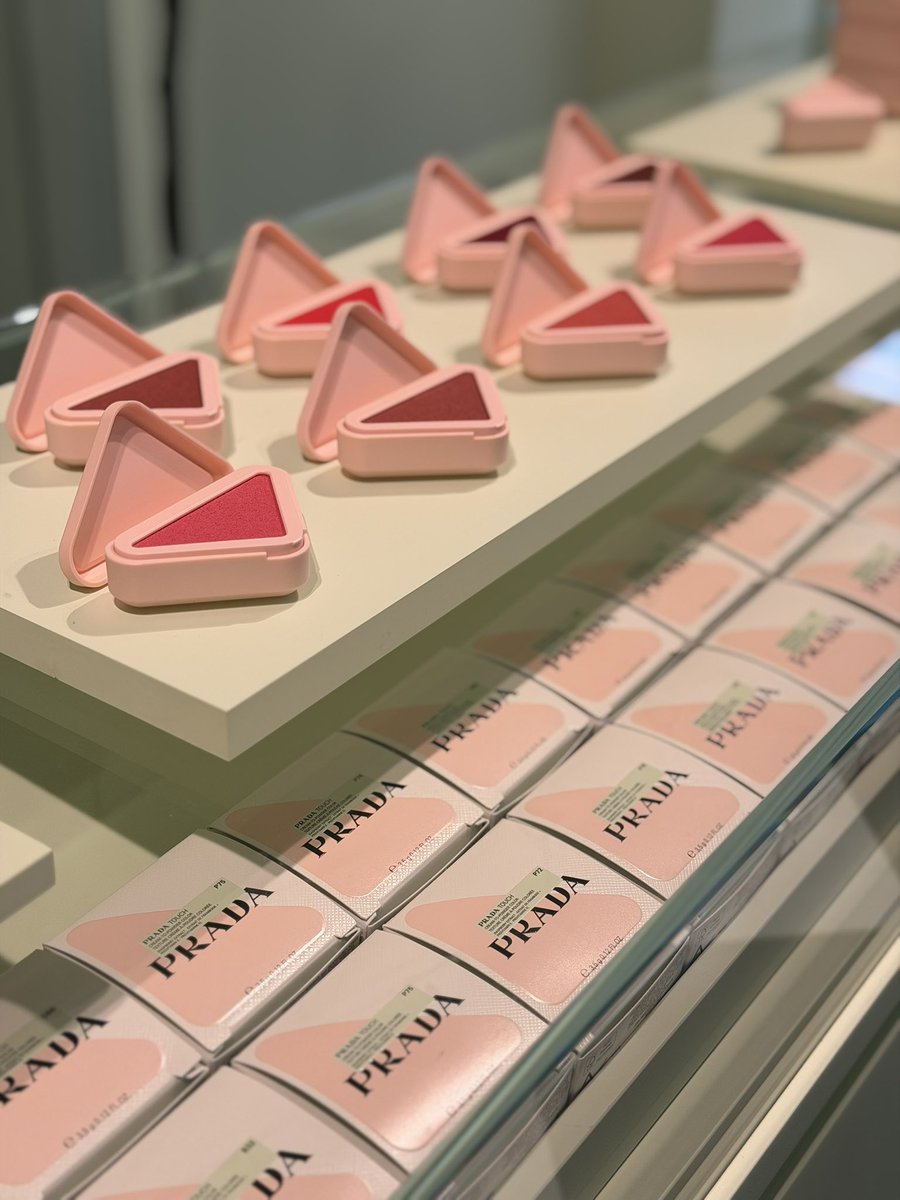 BeautySAKURA's tweet photo. PRADA BEAUTY #プラダビューティ
より情報解禁となったのは、プラダトライアングルのパッケージ に入ったチーク！ #プラダタッチ アイシャドウ、チーク、リップとマルチに使えます。クリームからパウダーに質感が変化。かわいいよ。全8色
４月１７日先行発売５月１日発売SAKURA https://t.co/hkkETnZGVf