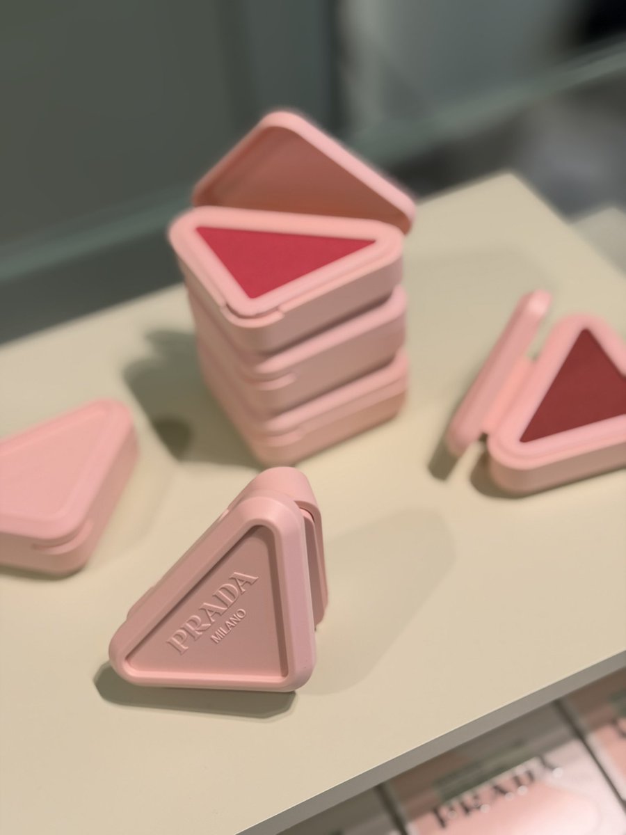 BeautySAKURA's tweet photo. PRADA BEAUTY #プラダビューティ
より情報解禁となったのは、プラダトライアングルのパッケージ に入ったチーク！ #プラダタッチ アイシャドウ、チーク、リップとマルチに使えます。クリームからパウダーに質感が変化。かわいいよ。全8色
４月１７日先行発売５月１日発売SAKURA https://t.co/hkkETnZGVf