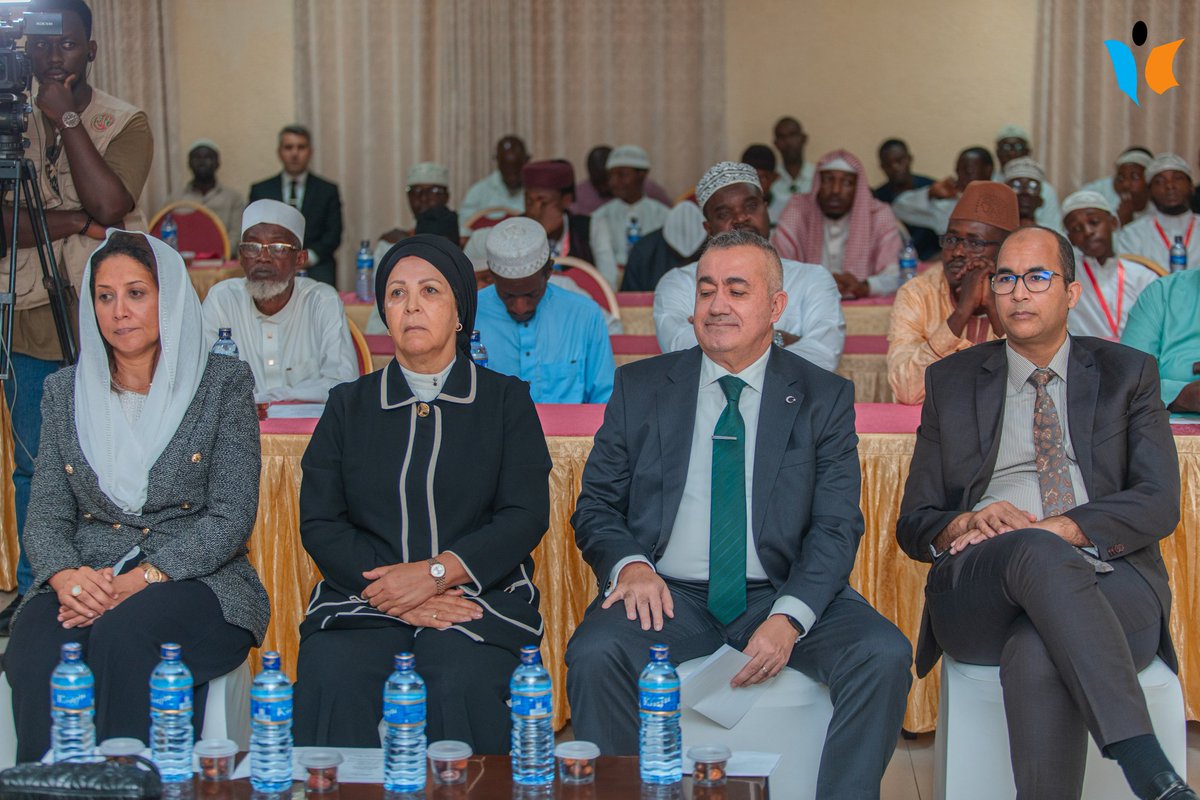 MagazineJimbere's tweet photo. 🅿️ Neuf jeunes ont été récompensés le 11 mars 2026 par la communauté islamique du #Burundi, #COMIBU, après s’être distingués parmi les 45 participants au concours de mémorisation du Saint Coran organisé durant le mois de Ramadan, avec l’appui de l’ambassade d’Arabie saoudite à Dar es-Salaam
👳🏾♂️ Les cérémonies ont été rehaussées par la présence de l’ambassadeur d’#Algérie, de l’ambassadeur d’#Égypte et de l’ambassadeur d’Arabie saoudite au Burundi
🫴🏽 Dans la première catégorie, regroupant les participants ayant mémorisé 30 Juzu, 10 garçons et 5 filles ont participé. Trois d’entre eux ont été récompensés : Dawudi Uwimana, 1er, a remporté 4 000 000 FBu ; Niyitunga Zaidi, 2ᵉ, a reçu 2 700 000 FBu ; et Binteragushima Amini Mahmoud, 3ᵉ, a gagné 2 350 000 FBu
🧕🏾 Pour ceux qui ont mémorisé la moitié du Saint Coran (15 Juz) : 11 garçons et 2 filles ont participé. Parmi les trois lauréats, le premier a été Yassin Arafat, qui a reçu 1.900.000 FBu. Le deuxième était Bukuru Salmin, avec 1.600.000 FBu, et le troisième, Abdoul Karim Misbah, a obtenu 1.200.000 FBu
👉🏾 Dans la dernière catégorie, pour ceux qui ont mémorisé le quart du Saint Coran (8 Juz) : 8 garçons et 9 filles ont participé. Le premier a été Mwaka Abdoul, qui a reçu 1.000.000 FBu. La deuxième était Samiya Saïdi, avec 800.000 FBu, et le troisième, Issa Abdoul, a obtenu 500.000 FBu
👳🏾♂️ Ce fut également une belle occasion de remettre des certificats d’honneur aux dirigeants burundais de la communauté musulmane
#Burundi #Islam #Jimbere
