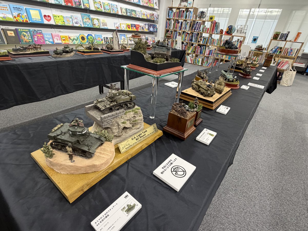 hobbylink_jp's tweet photo. 大日本絵画さんのギャラリーで14日まで開催中の土居先生
@soucho61 の新刊記念個展拝見してきました！ #MM70s 
どれもすごく素敵でした。こんなに間近でたくさん見られるなんて感激です。14日にはサイン会もあるそうです https://t.co/3yAWRHm7q1