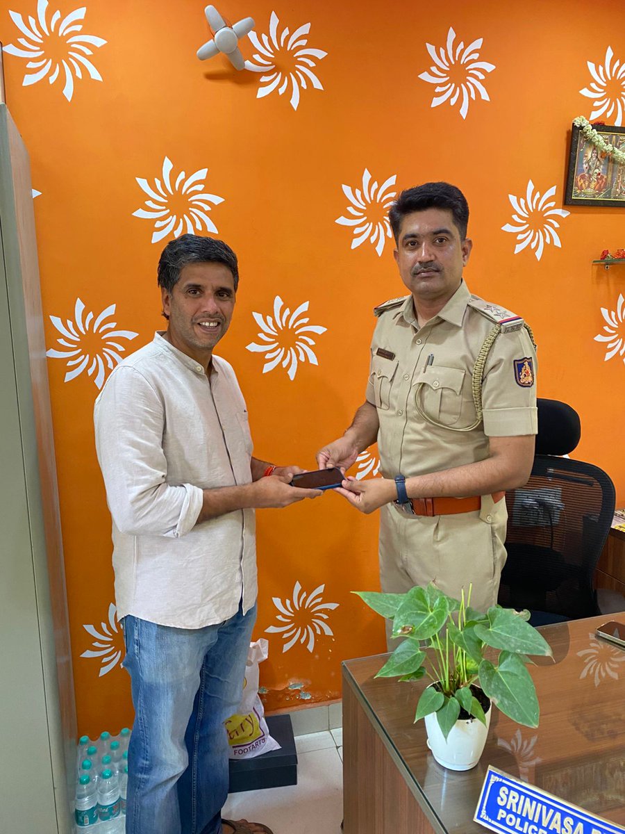 pihulimavubcp's tweet photo. ಕಳೆದು ಹೋಗಿದ್ದ ಐ-ಪೋನ್ 14  ಮೊಬೈಲ್ ಅನ್ನು ಸಿ.ಇ.ಐ.ಆರ್ ಪೊರ್ಟ್ ಲ್ ನ ಸಹಾಯದಿಂದ  ಪತ್ತೆ ಮಾಡಿ ವರಸುದಾರರಿಗೆ ಹಸ್ತಾಂತರ ಮಾಡಲಾಯಿತು @BlrCityPolice @CPBlr @DCP_ECITY  #CEIR #KSP #KSPAPP https://t.co/OISFrJoUYb