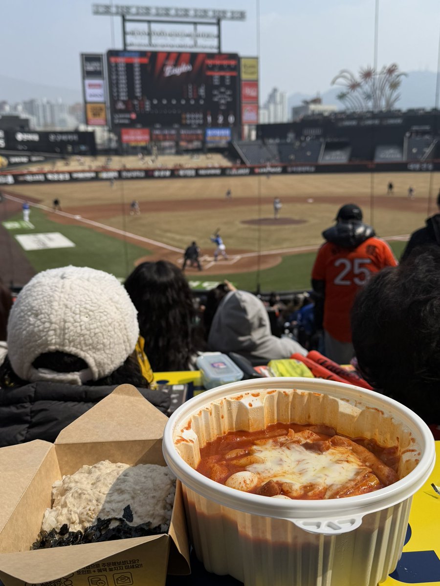 jauneper1e's tweet photo. 야구장에서 엽떡이랑 버터떡 먹기
이거 완전히 야르다 https://t.co/y1bCAUdfM3