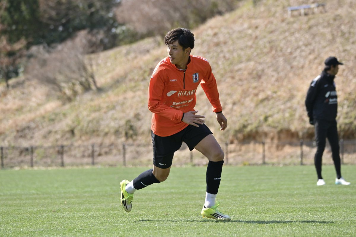 ehime_fc's tweet photo. 📸｜𝙏𝙍𝘼𝙄𝙉𝙄𝙉𝙂 𝙋𝙃𝙊𝙏𝙊 
#ehimefc #愛媛FC

本日からチームに合流した #山口太陽 選手✨
愛媛FCへようこそ🍊

大木監督からは『いい表情をしている！』とのお言葉が...！
愛媛を明るく照らすような大活躍に期待です💪☀️

﹏﹏﹏﹏﹏﹏﹏﹏﹏

▶︎ 𝘕𝘌𝘟𝘛 𝘔𝘈𝘛𝘊𝘏 ◀︎
🏆明治安田Ｊ２・Ｊ３ 百年構想リーグ 第6��
🗓️3月15日(日) 14:00 kickoff
🆚#FC大阪 
📍ニンジニアスタジアム 
﹏﹏﹏﹏﹏﹏﹏﹏﹏