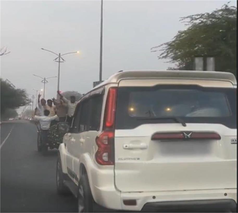 KesariPunjab's tweet image. Punjab Highway पर नोटों की बारिश, नजारा देख हैरत में लोग; Video वायरल

👉👉 अधिक जानकारी के लिए : punjab.punjabkesari.in/punjab/news/vi…

#PunjabNews #BathindaNews #VideoViral #SocialMedia #PunjabKesari