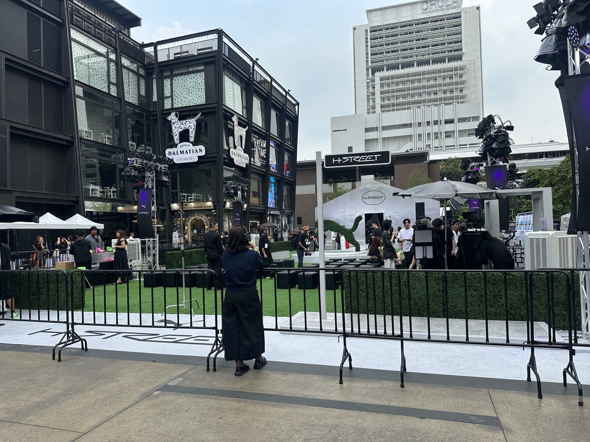 FirstLoveofc_'s tweet photo. สถานที่จัดงานวันนี้นะคะ แฟน ๆ สามารถมาใหักำลังใจบริเวณรอบ ๆ งานได้ค่ะ 

เย็นนี้ฝากทีมหน้างานและทีมหน้าจอ ลงรูป #โอมเฟริสท์ แล้วอย่าลืมติด #PUMAxOHMFIRST กันด้วยน้า 🥺🧡

#OhmFirst 
#First_Chalongrat #รักแรกของเฟริสท์ https://t.co/x629PU6TDO