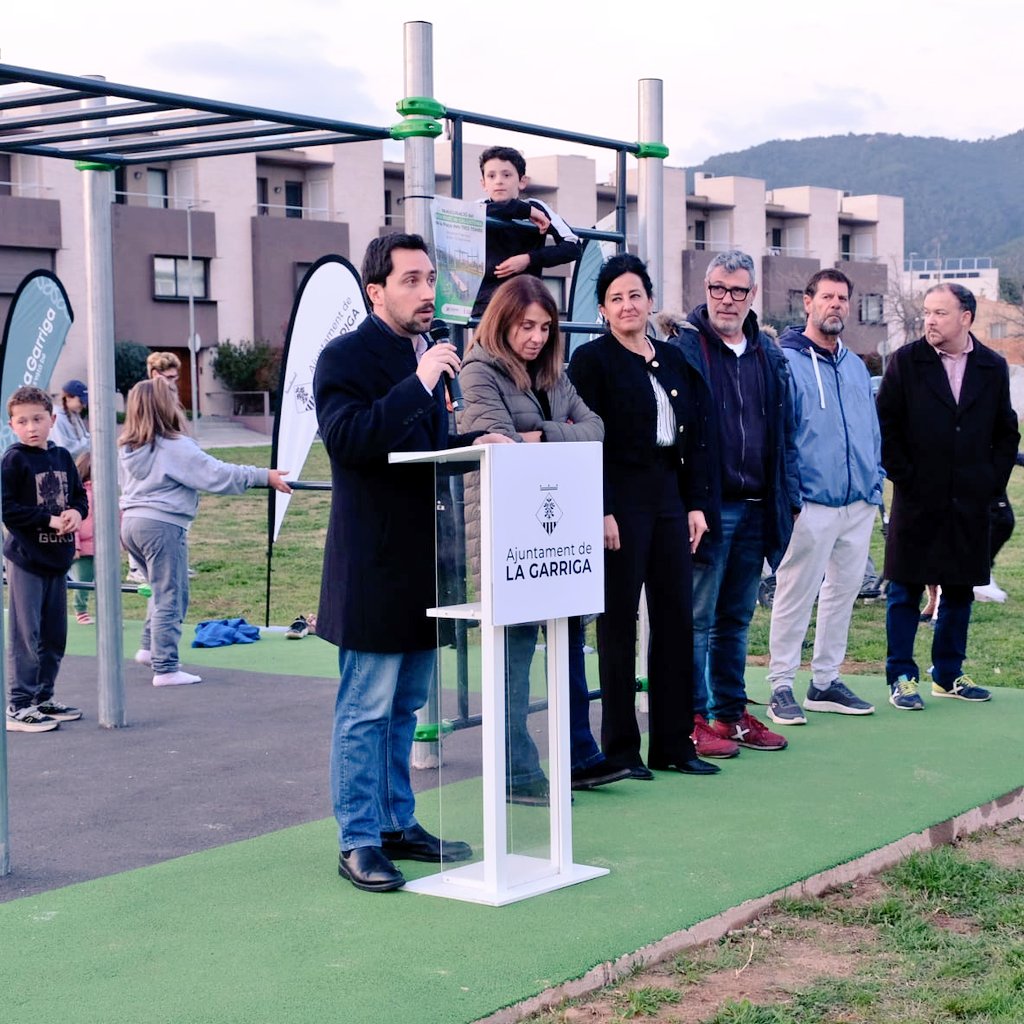 AlexGil_Br's tweet photo. 💪🏻 Molt content per l'estrena del nou parc de cal·listènia de #laGarriga!

Un espai d'entrenament a l'aire lliure per fomentar l'esport, l'activitat física i la salut entre la ciutadania.

Cada euro invertit en esport és un euro invertit en civisme i benestar. https://t.co/GbDRSmKSYe