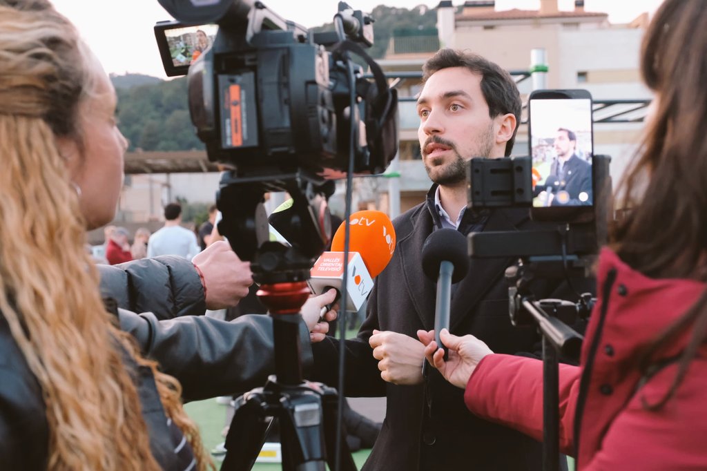AlexGil_Br's tweet photo. 💪🏻 Molt content per l'estrena del nou parc de cal·listènia de #laGarriga!

Un espai d'entrenament a l'aire lliure per fomentar l'esport, l'activitat física i la salut entre la ciutadania.

Cada euro invertit en esport és un euro invertit en civisme i benestar. https://t.co/GbDRSmKSYe