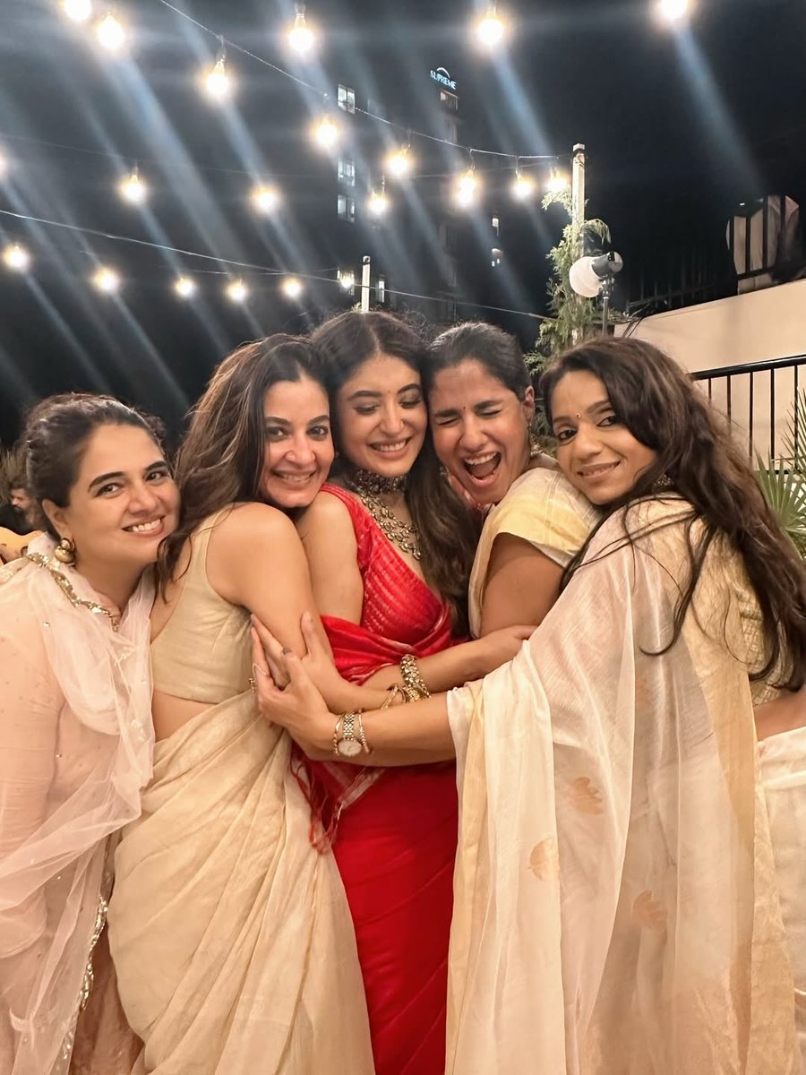 ❤️🧿 
Bride ❤️ simple  yet sooo gorgeous 🥰 🥰  
No nazar 🧿 please 
&amp; Bridesmaid 
Theme _ White / ivory ...

#kritikakamra