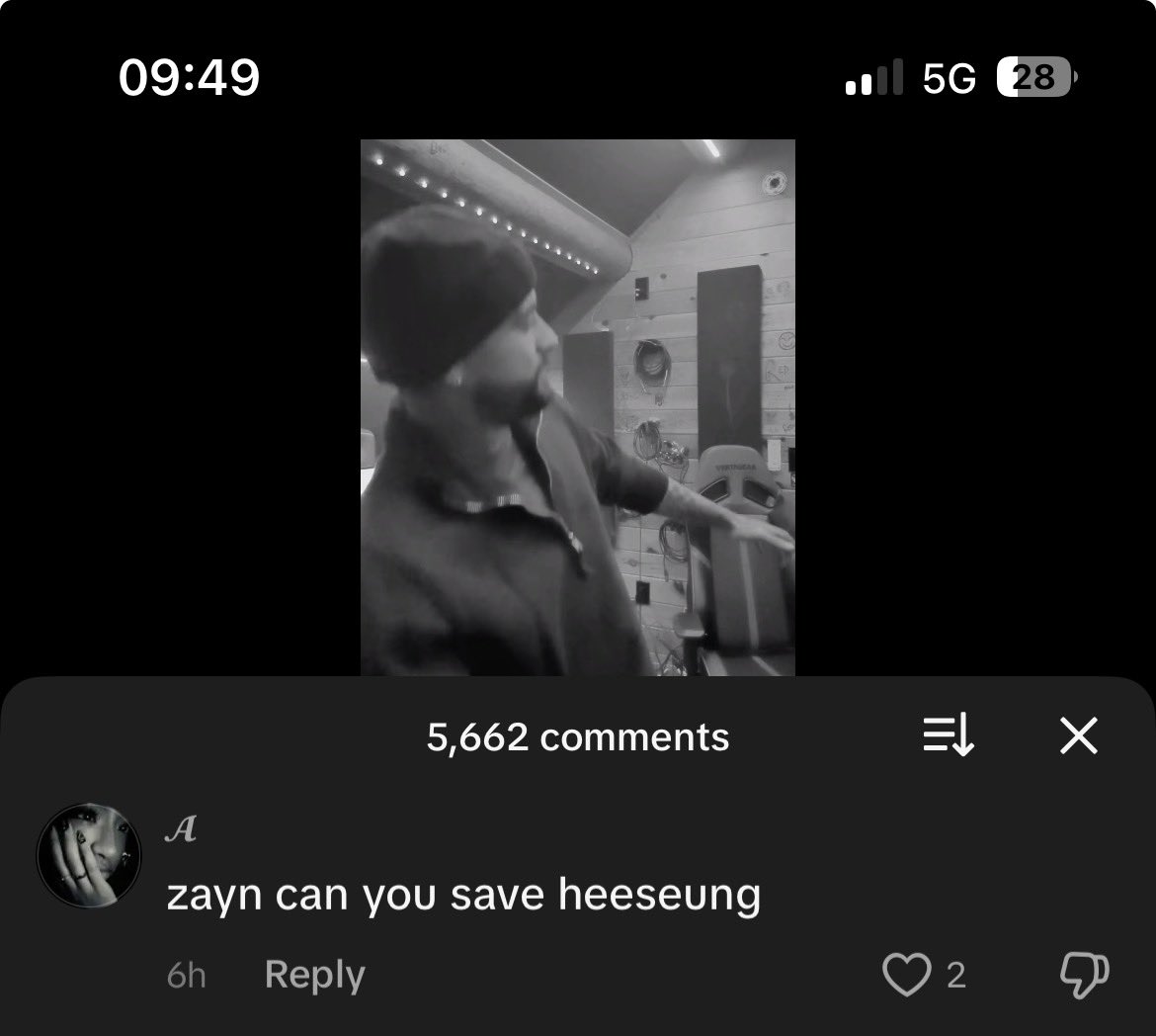 vibezniaz's tweet photo. PLEASEE WTF IS ZAYN SUPPOSED TO DO 😭😭 THIS IS CRACKING ME UP 😭😭 https://t.co/l8gUOHCrWR