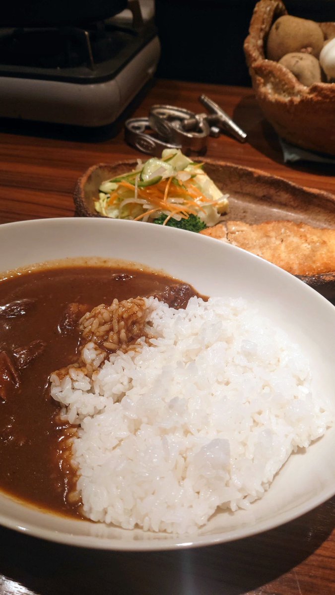 huge_pukupon's tweet photo. ランチを探して会社の近くを歩く→道端でミニスカかつ、もうお尻がでてる人を見つけ二度見する→昼だけカレーランチをしてるバーの看板を見つける→ミニスカの奥どなりです。と記載あり運命を感じ入店→絶品 https://t.co/yKAAdrrhrh