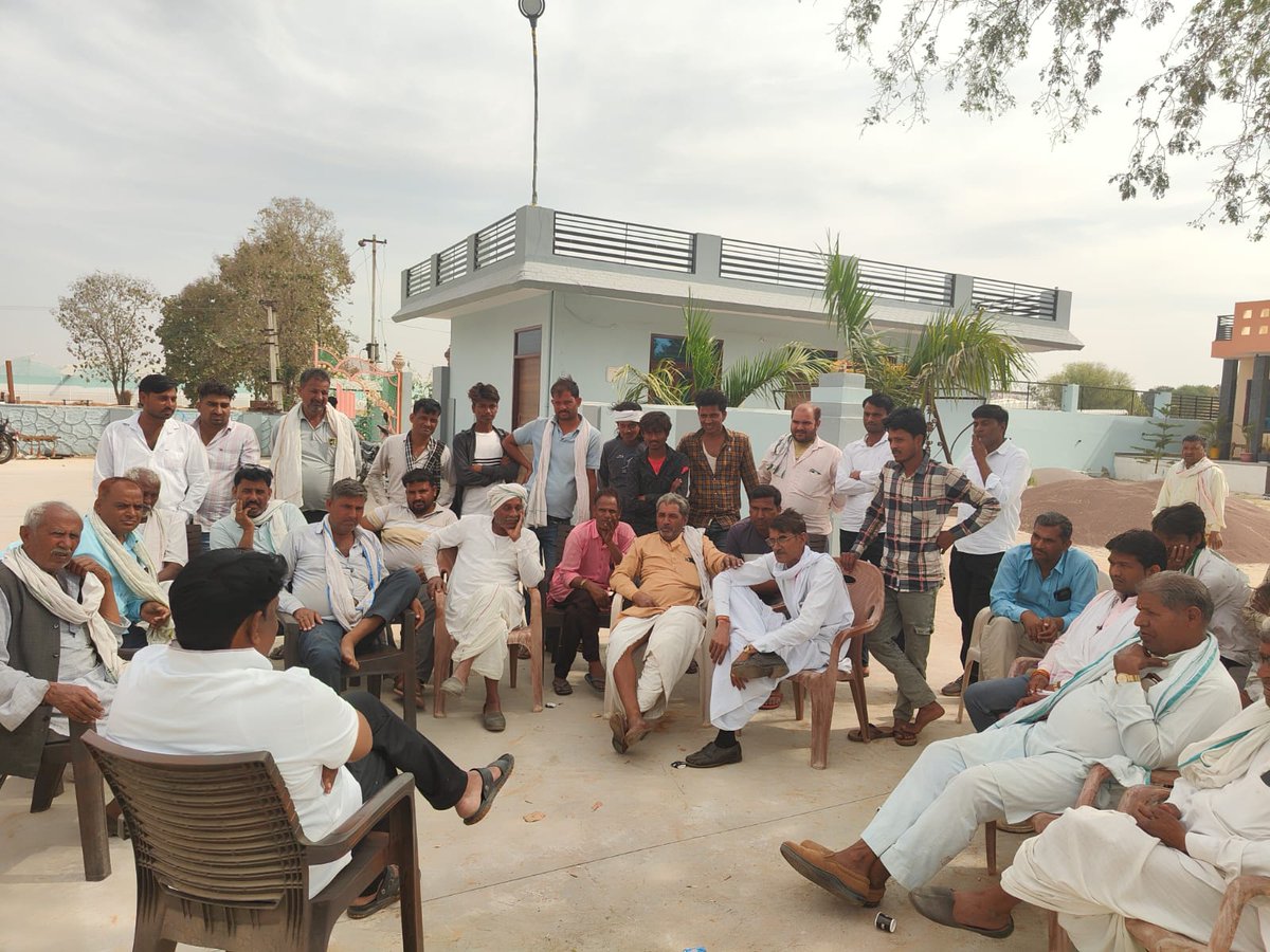 Rambilas4BJP's tweet photo. आज निज आवास पर पधारे सम्मानित नागरिकों एवं कार्यकर्ताओं की समस्याएँ सुनकर उनके त्वरित एवं न्यायसंगत समाधान हेतु संबंधित अधिकारियों को दिशा निर्देश दिए। #rambilasmeen #mlalalsot #bjplalsot https://t.co/qQQsb8PXSV