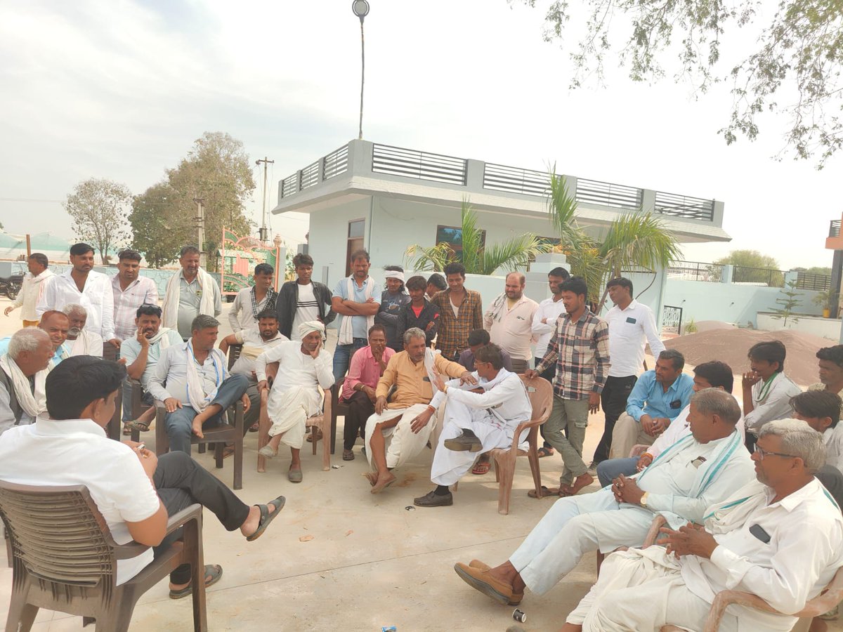 Rambilas4BJP's tweet photo. आज निज आवास पर पधारे सम्मानित नागरिकों एवं कार्यकर्ताओं की समस्याएँ सुनकर उनके त्वरित एवं न्यायसंगत समाधान हेतु संबंधित अधिकारियों को दिशा निर्देश दिए। #rambilasmeen #mlalalsot #bjplalsot https://t.co/qQQsb8PXSV