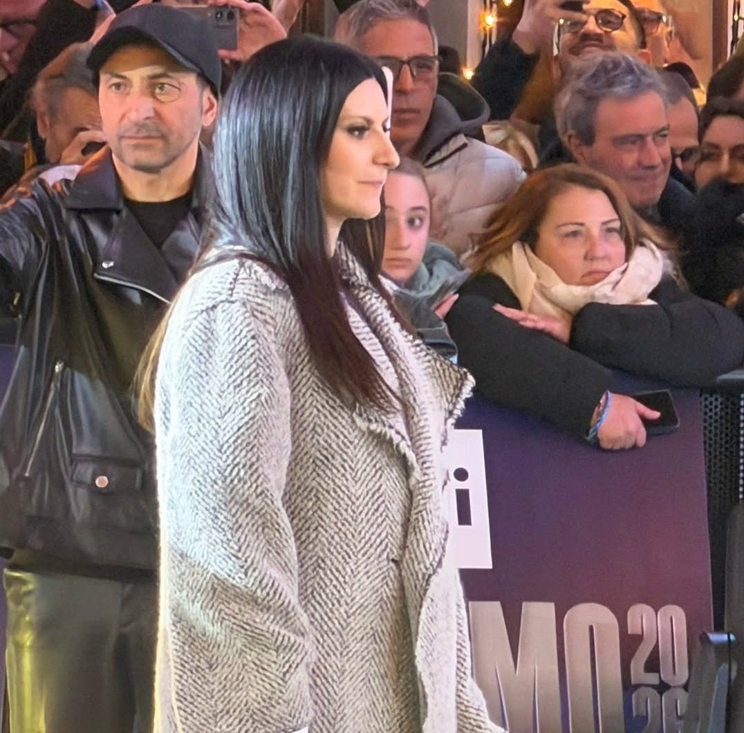 Ci sono momenti che ti vedo così, vicina a noi ma persa nei tuoi pensieri e mi chiedo se tra i tuoi pensieri immagini come sei vitale per noi,tu lo sei nei miei momenti no, quando la mia mente viaggia in cerca di sollievo, soluzioni e poi...arrivi tu il mio posto felice ❤️