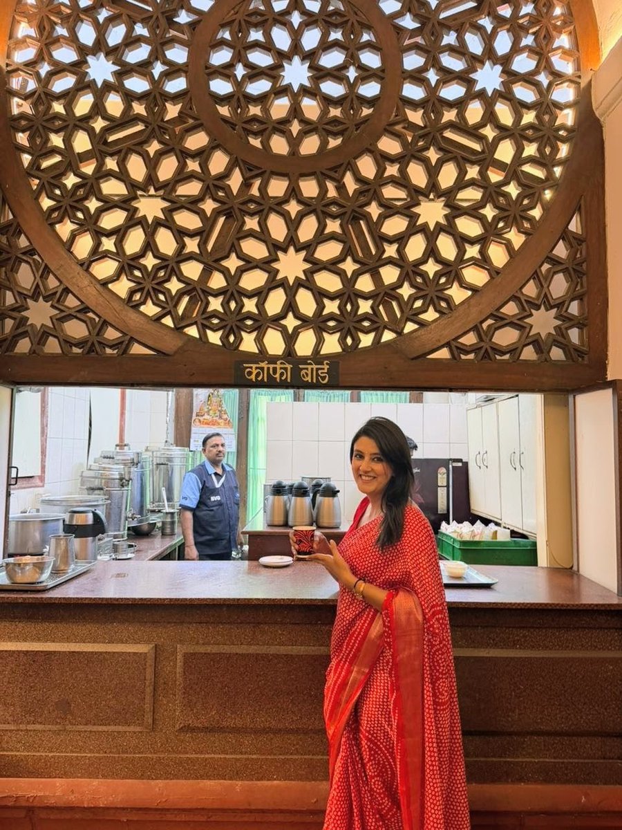 पुरानी संसद में एक कॉफी बोर्ड है, कॉफी को बहुत  जगहों की अच्छी होती है लेकिन यहां की शानदार है।
हमारे देश के बड़े बड़े नेताओं ने यहां कॉफी पी है, बहुत सी एहम चर्चाएं भी यहां हुई हैं।