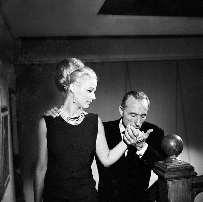 Ο Μ. Κατράκης έθεσε βέτο για να δεχθεί ρόλο δίπλα στην εικοσάχρονη Ζ. Λάσκαρη,ώστε να μην υπάρχουν ερωτικές σκηνές σεβόμενος τη διαφορά ηλικίας τους.
ΑΝΔΡΑΣ.....