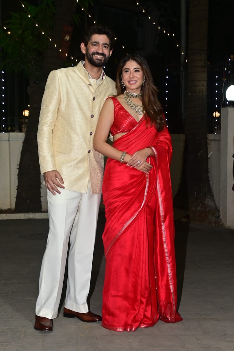 kritikakamra1fc's tweet image. Our Queen👑 @Kritika_Kamra is like a sweet child with the most precious innocence. 🥰❤️
​We have full faith that @GauravKapur will always be the reason behind that beautiful smile on her face. 🥰🧿 #KritikaKamra #GauravKapur #WeddingVibes #KritikaKamraWedding #KritikaGaurav 💍🧿