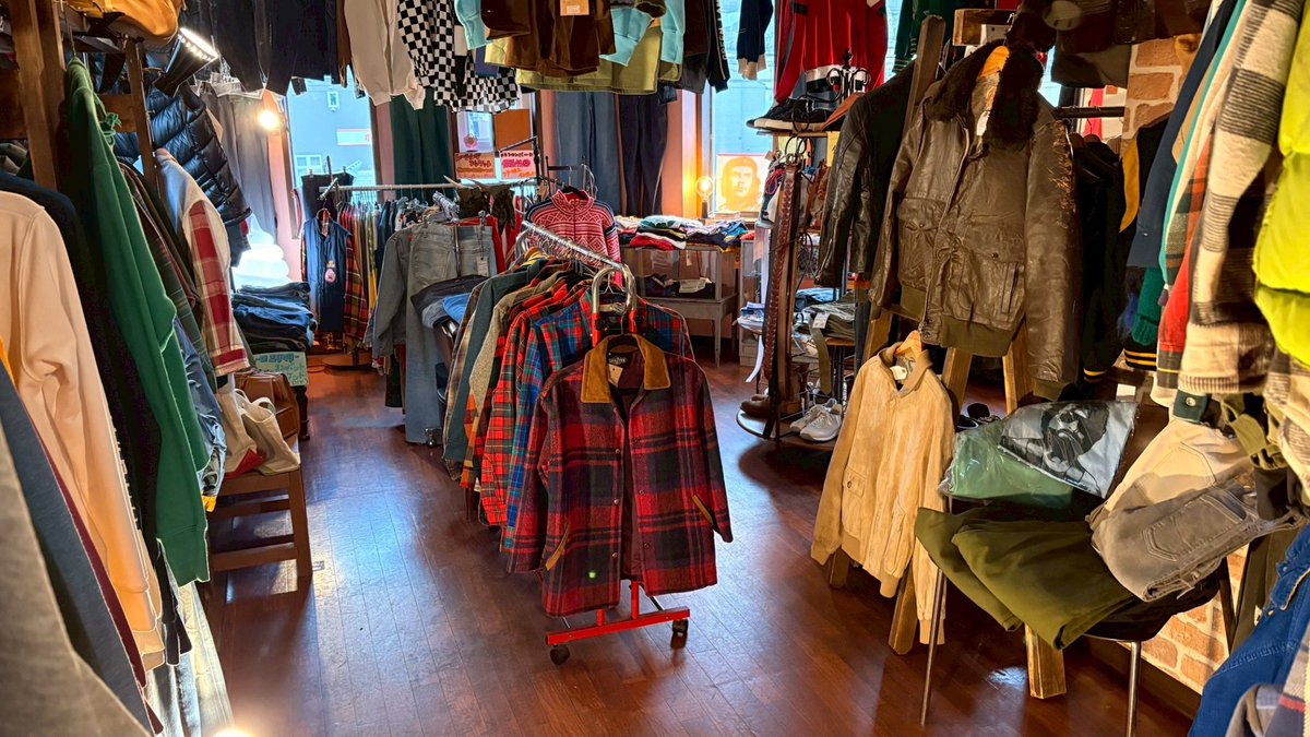 【VINTAGE亀仙人＆アドベンチャーBAR｜函館市宝来町】

1960〜80年代の古着など貴重な一点物が並ぶ、ヴィンテージショップ👕
バー＆カフェとしても楽しむことができ、
函館を「世界一の街」と語る、明るく楽しい店主のもと、多くの人で賑わうお店です✨

配信はこちら👇
api.locotele.services/mini/d87aabf38…

#NCV