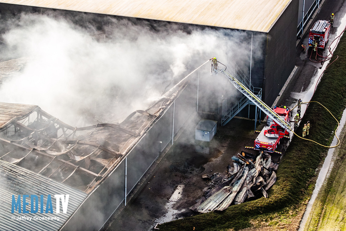 Brandweer al 17 uur bezig met blussen brand in loods Nieuwe-Tonge