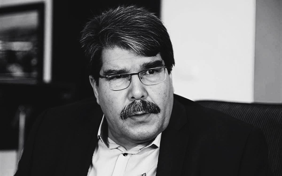 shingaly_suham's tweet photo. Bi dilgiranî û xemgîniyek mezin me doh Şehadeta Siyasetmedar û Pêşengê şoreşa Rojava Salih Muslim “ Babê Welat” bihîst.  Babê welat yek ji pêşengê ku Êzidî ji fermanê 74 rizgar kirin. Em miletê Êzidî dêndarê keda tene. Emê te ji bîr nekin. Bila canê te şad be. https://t.co/9zsymD2LaF
