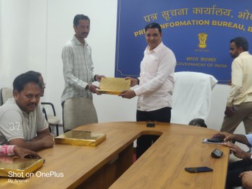 CBCBhopal's tweet photo. पीआईबी @pibvijayawada पत्रकार दल मप्र प्रवास पर है। इस प्रवास के दौरान आज यह दल भोपाल आया। भोपाल में पीआईबी सभागार में निदेशक श्री मनीष गौतम से भेंट की। इस अवसर पर दल के सभी सदस्यों  को स्मृति चिन्ह भेंट कर सम्मानित किया गया।#Press_tour
@MIB_Hindi @PIBBhopal @CBC_MIB @PIBHindi https://t.co/4uC7GFLDH2