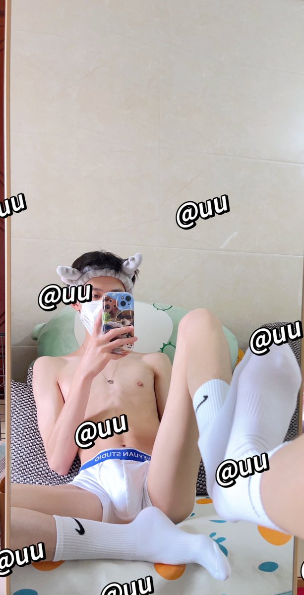 uujsed's tweet photo. 穿or不穿
想闻🧦还是舔🦅 https://t.co/bQKj6VBQa7