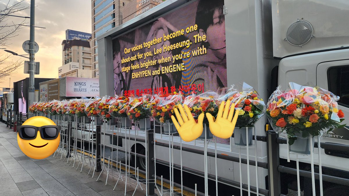 _ThinkinIsFree's tweet photo. 10.09 (19) FLOWERS JUST FOR OUR HEESEUNG 💕 LO ESTAMOS LOGRANDO ENGENE MEXICO Y LATAM SIGUE USANDO LOS # Y DONANDO PARA SEGUIR MANDANDO COSAS (btw ribbons with messages are missing, they will arrive in few moments!) https://t.co/EYskEQdX4H