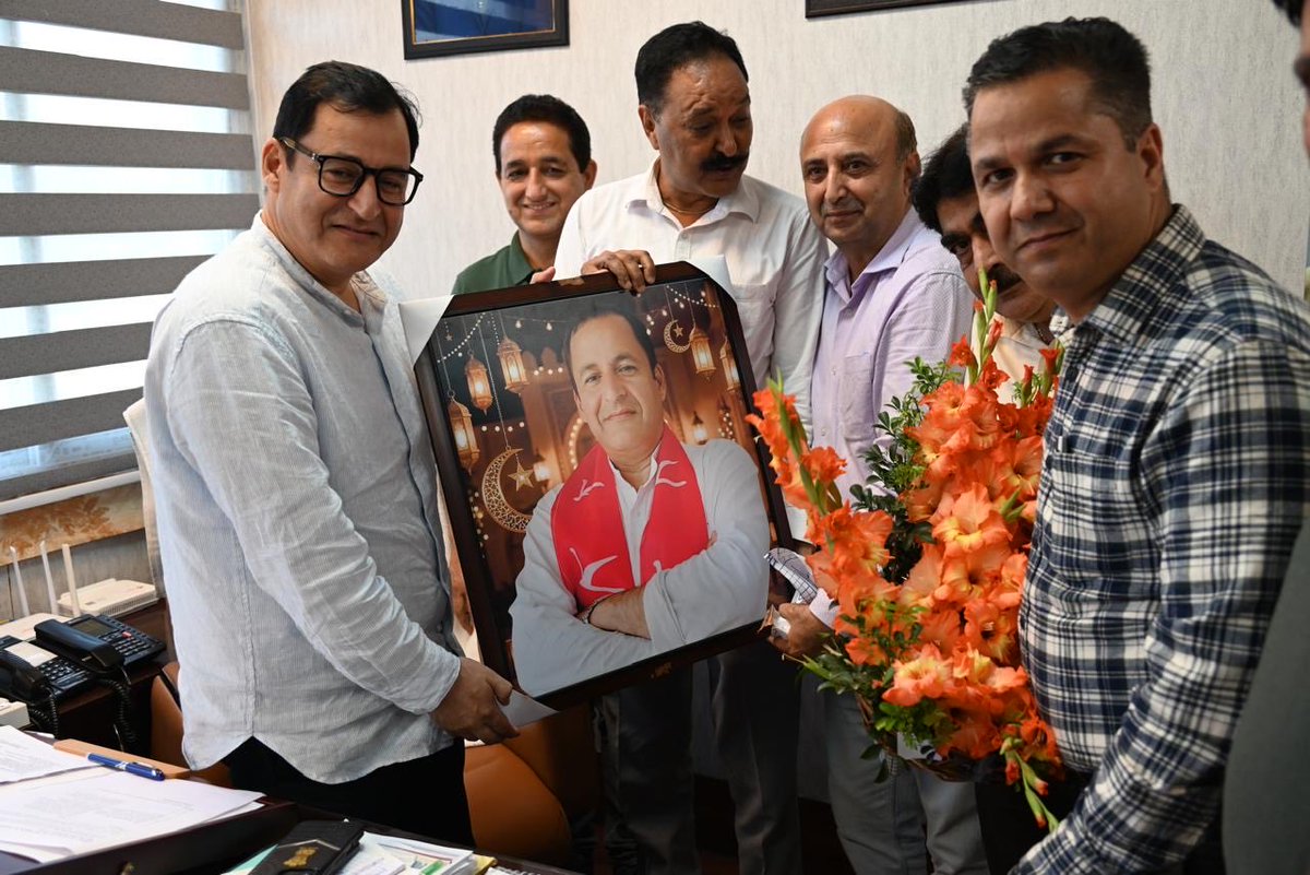 javidahmaddarjk's tweet photo. Met delegations of the Agri Gazetted Employees Association and FICCI FLO Jammu, Kashmir &amp; Ladakh today at the Civil Secretariat Jammu Held fruitful discussions on various issues and concerns raised by them. https://t.co/kVT937kGeg