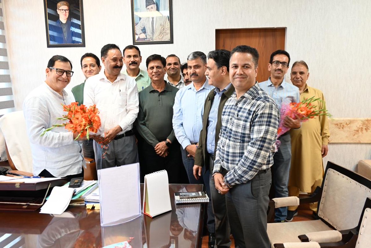 javidahmaddarjk's tweet photo. Met delegations of the Agri Gazetted Employees Association and FICCI FLO Jammu, Kashmir &amp; Ladakh today at the Civil Secretariat Jammu Held fruitful discussions on various issues and concerns raised by them. https://t.co/kVT937kGeg