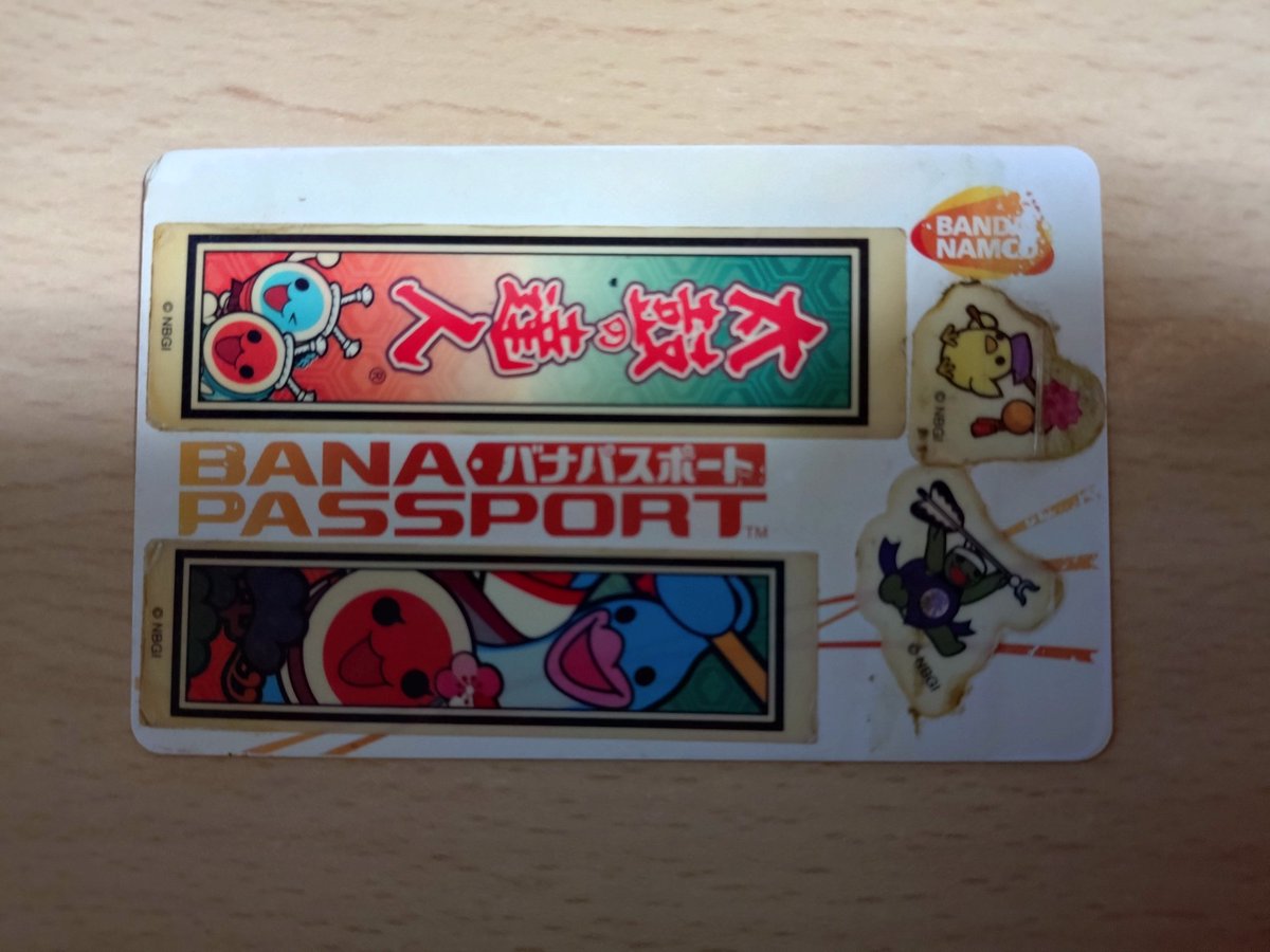 watch_0876's tweet photo. そういえば前にバナパスの古いやつが話題になってた気がしたけど俺まだ新筐体稼働前に買った白いやつ使ってる
当時の全国大会で貰ったシールペタペタしてるけどいつまでもつやら... https://t.co/qJV2MusOpC