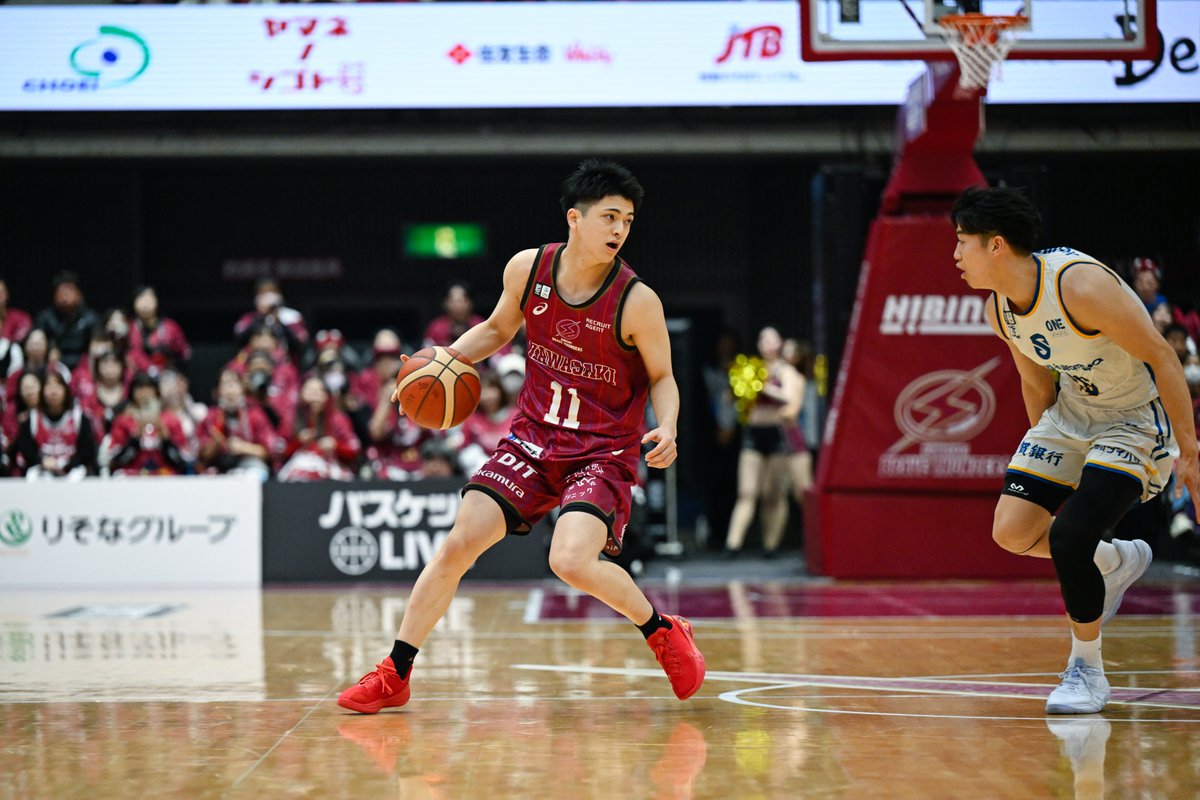 brave_thunders's tweet photo. 4/1(水)越谷戦
旧友・戦友との再会🤝

米須玲音選手と堀陽稀選手は東山高校の先輩後輩🙌🏻

そして、三ツ井利也選手は飯田選手と同じ長野県出身の1つ先輩。こどものころからしのぎを削ってきたライバル🔥

試合中の攻防はもちろん、その前後の選手たちのコミュニケーションにもぜひご注目ください👀 https://t.co/MItuUTUTx3