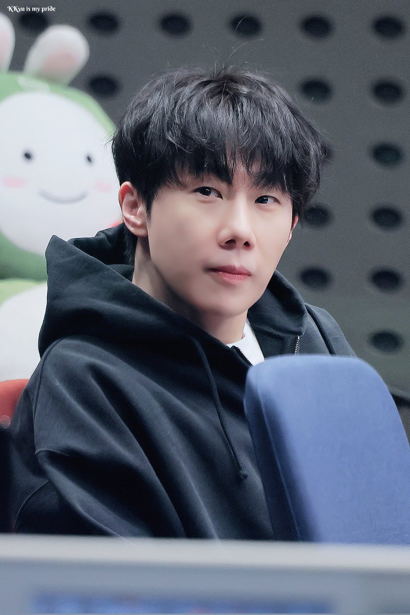 260310 키스 더 라디오 

햄스터 경계중🐹

#김성규 #성규